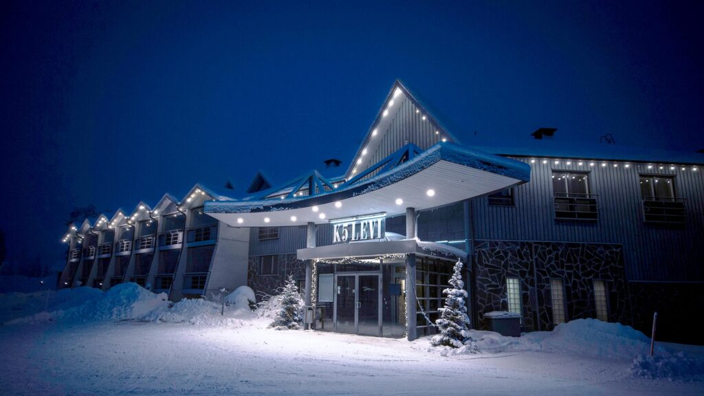 Hotel K5 Levi toimi pienessä sinisessä hotellirakennuksessa Levin matkailukeskuksessa.
