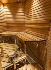 Hotellihuoneen oma sauna kodikkaassa Hotel K5 Levissä.