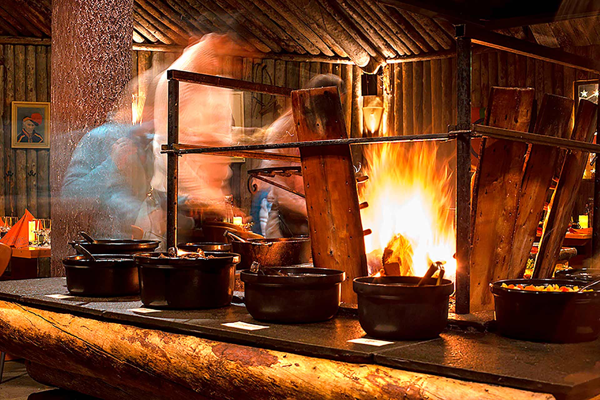 Uniikki ravintola Saamen Kammi tarjoilee lappilaisia makuja elävän tulen äärellä Levillä.