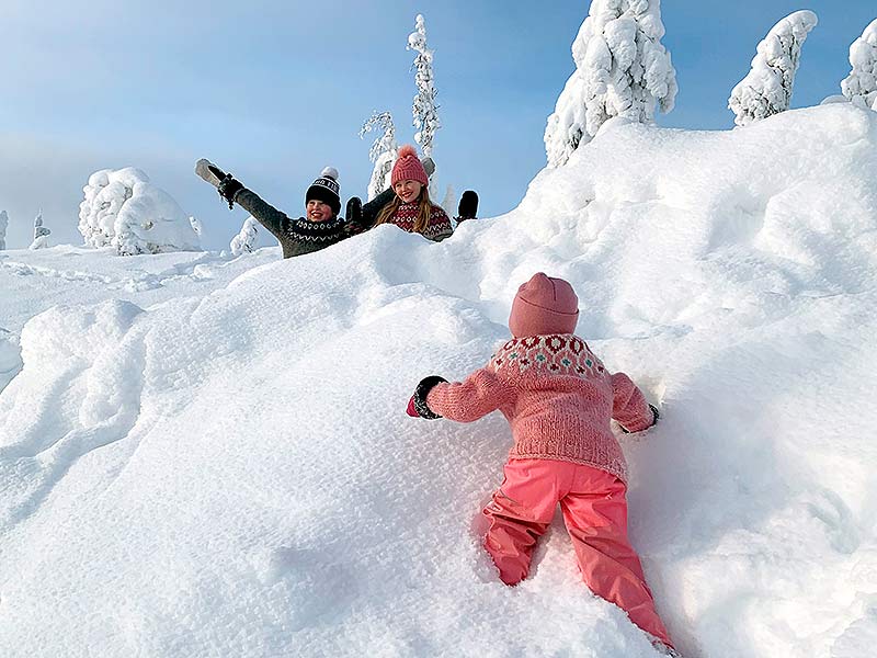 lapset nauttivat lumesta Levillä.