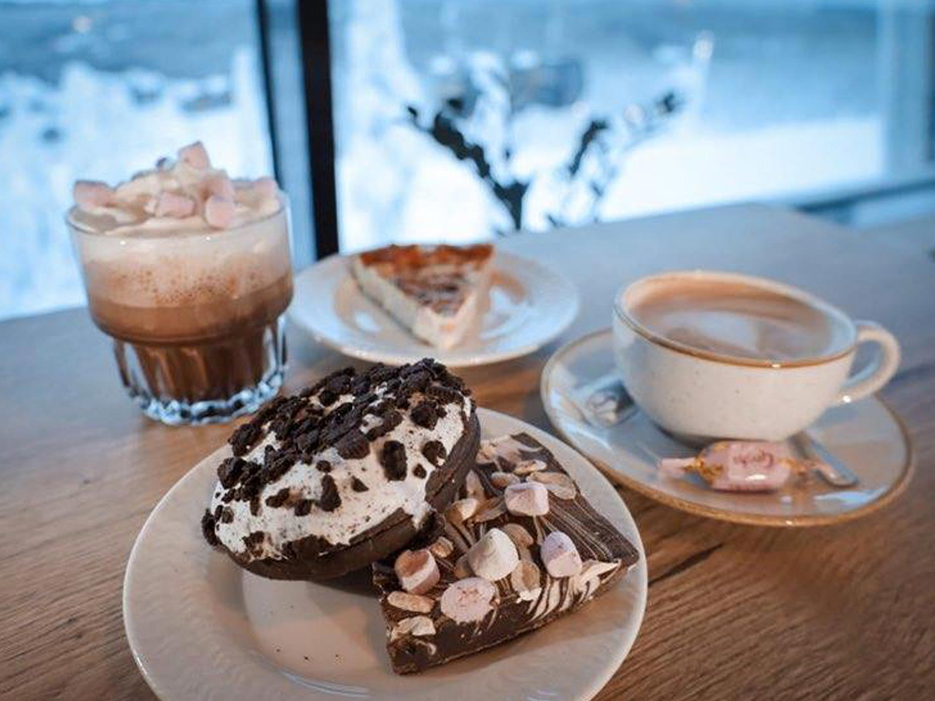 Coffee, delicacies and a beautiful view from Café Spinella in Levi.